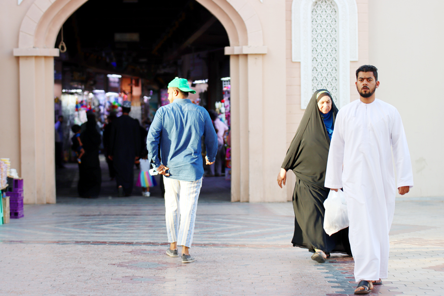 Fotografia ludzi w Muskacie zrobiona w Omanie, autorstwa Ani Wilanowskiej