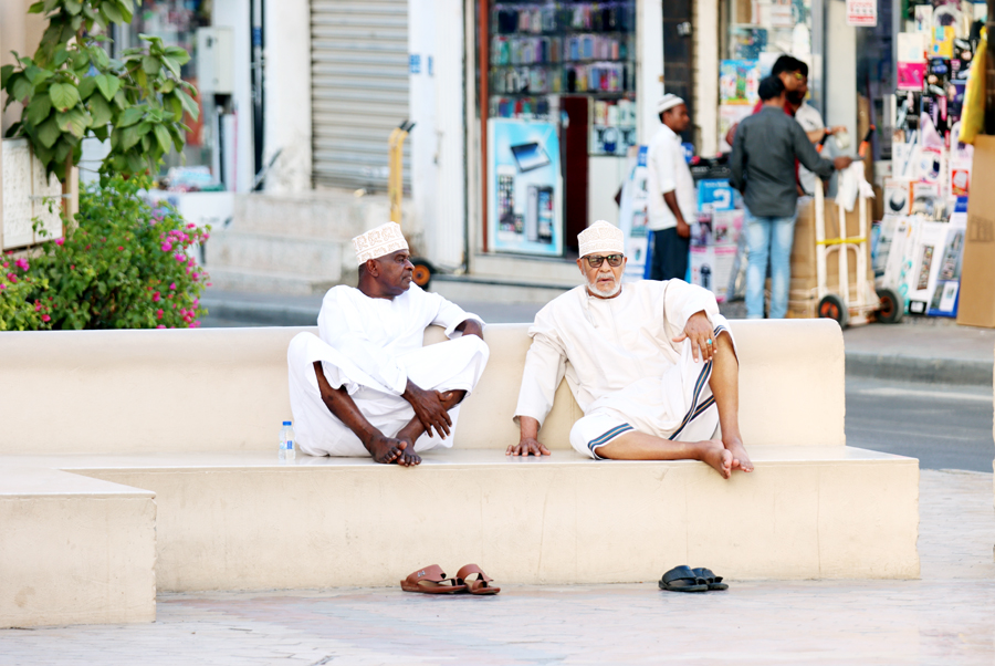 Fotografia ludzi w Muskacie zrobiona w Omanie, autorstwa Ani Wilanowskiej