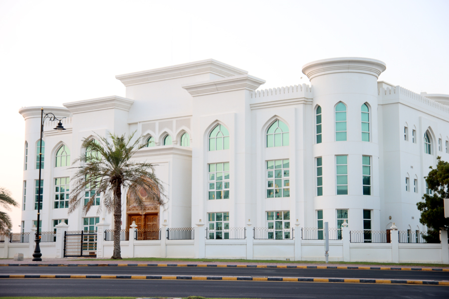 Fotografia budynku w Muskacie zrobiona w Omanie, autorstwa Ani Wilanowskiej