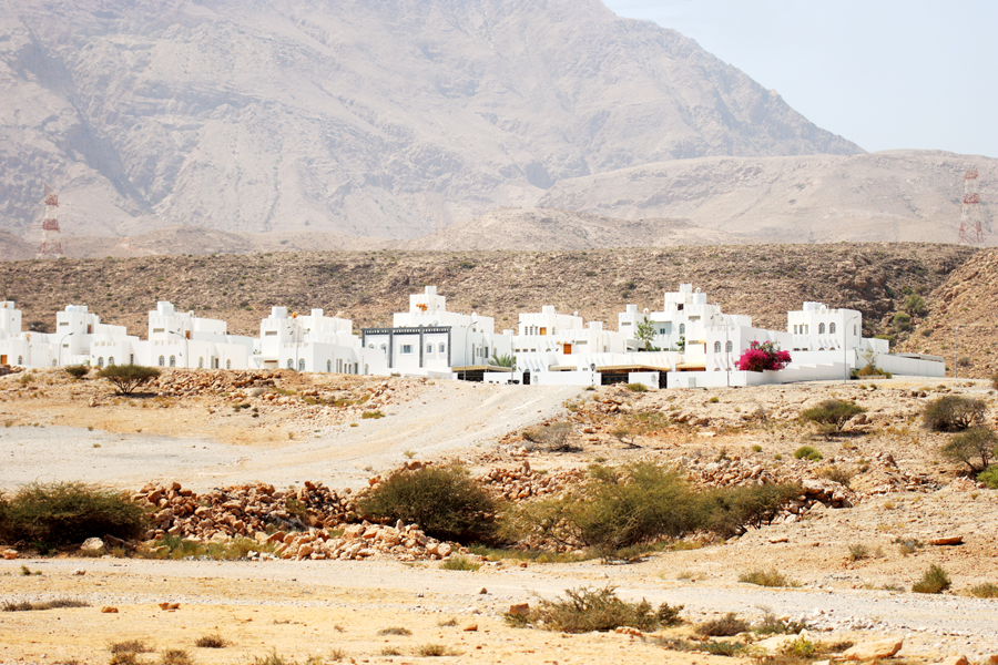 Fotografia miasteczka obok Muskatu zrobiona w Omanie, autorstwa Ani Wilanowskiej