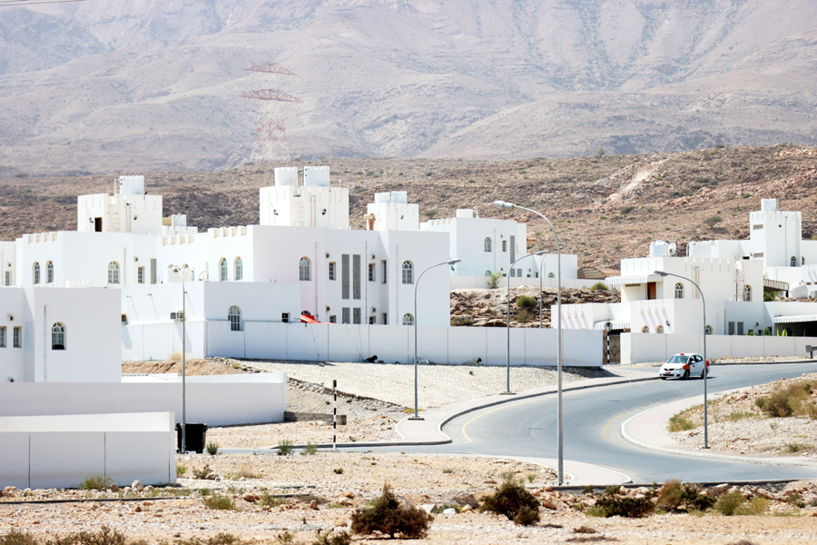 Fotografia miasteczka obok Muskatu zrobiona w Omanie, autorstwa Ani Wilanowskiej