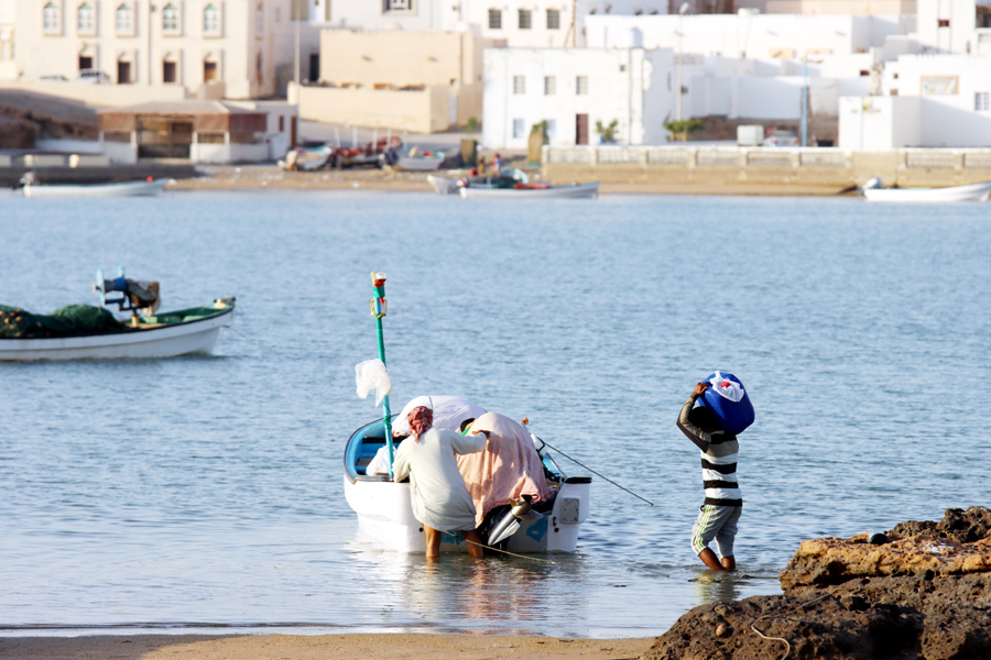 Fotografia rybaków w mieście Suk zrobiona w Omanie, autorstwa Ani Wilanowskiej