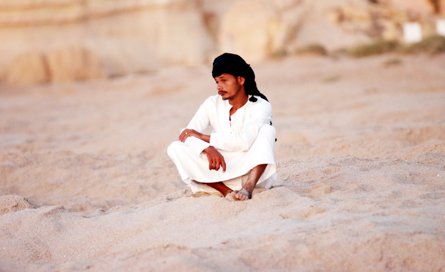Fotografia mieszkańca na plaży w Ras Al Jinz zrobiona w Omanie, autorstwa Ani Wilanowskiej