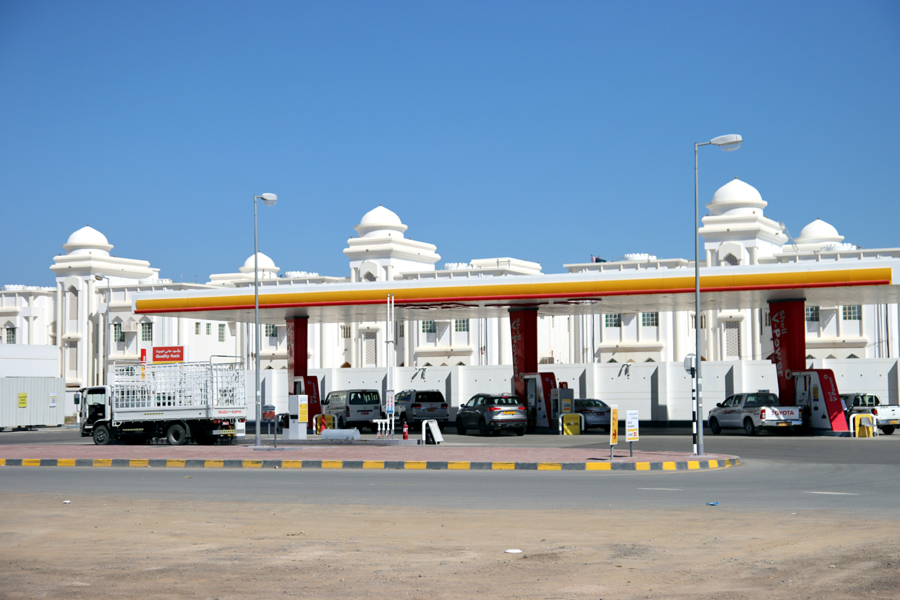 Fotografia stacji benzynowej w Muskacie zrobiona w Omanie, autorstwa Ani Wilanowskiej