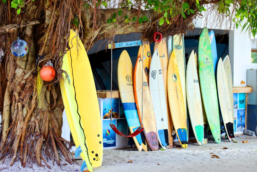 Fotografia desek do surfingu zrobiona na Malediwach na wyspie Maafushi, autorstwa Ani Wilanowskiej