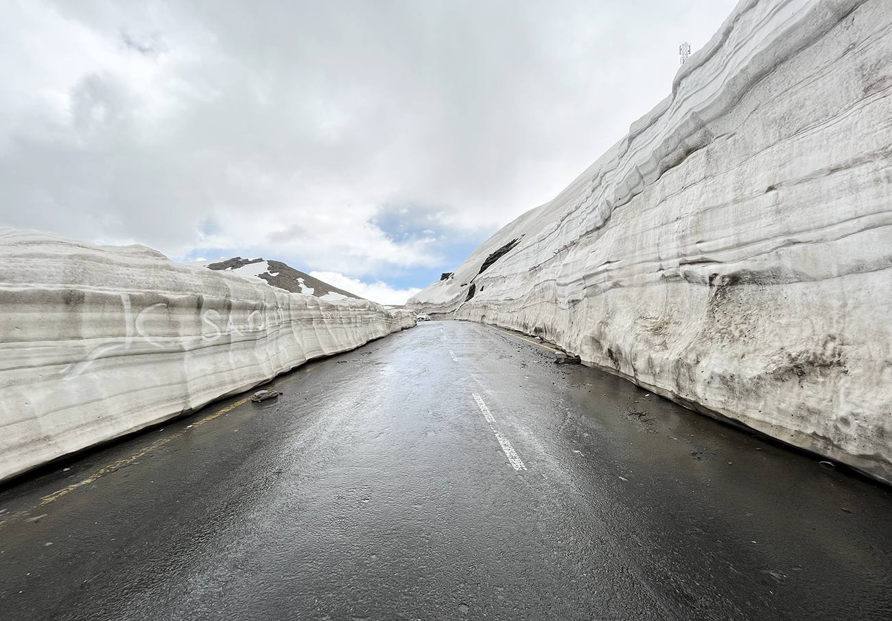 Zdjęcie ścian śniegu zrobione w regionie Gilgit-Baltistan w Pakistanie autorstwa Anny Wilanowskiej