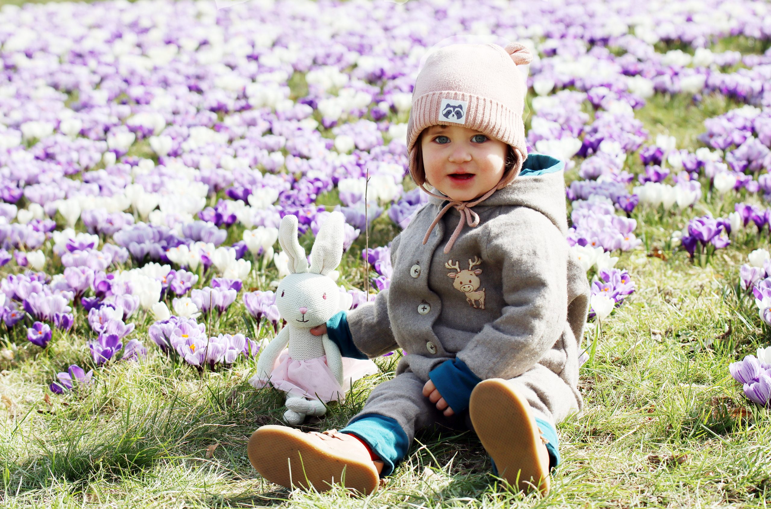 Zdjęcie dziewczynki zimą wśród kwiatów, autorstwa Ani Wilanowskiej