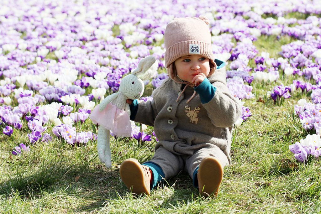 Zdjęcie dziewczynki zimą wśród kwiatów, autorstwa Ani Wilanowskiej