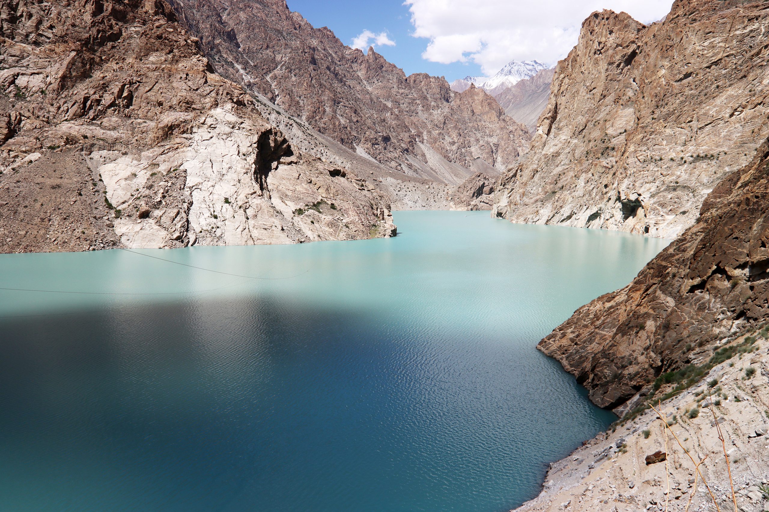 Zdjęcie jeziora wśród skał zrobione w regionie Gilgit-Baltistan w Pakistanie autorstwa Anny Wilanowskiej