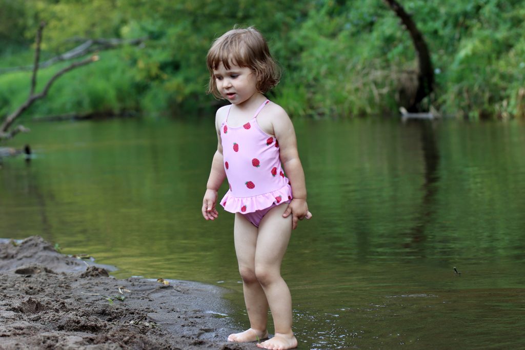 Zdjęcie dziewczynki latem nad wodą, autorstwa Ani Wilanowskiej