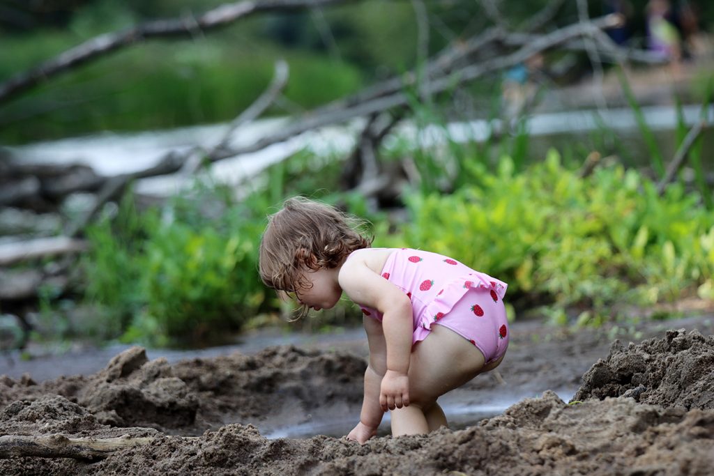 Zdjęcie dziewczynki latem nad wodą, autorstwa Ani Wilanowskiej