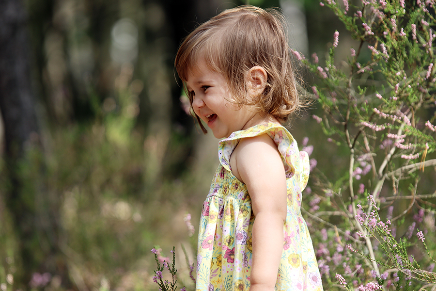 Zdjęcie dziewczynki w żółtej sukience w lesie, autorstwa Ani Wilanowskiej