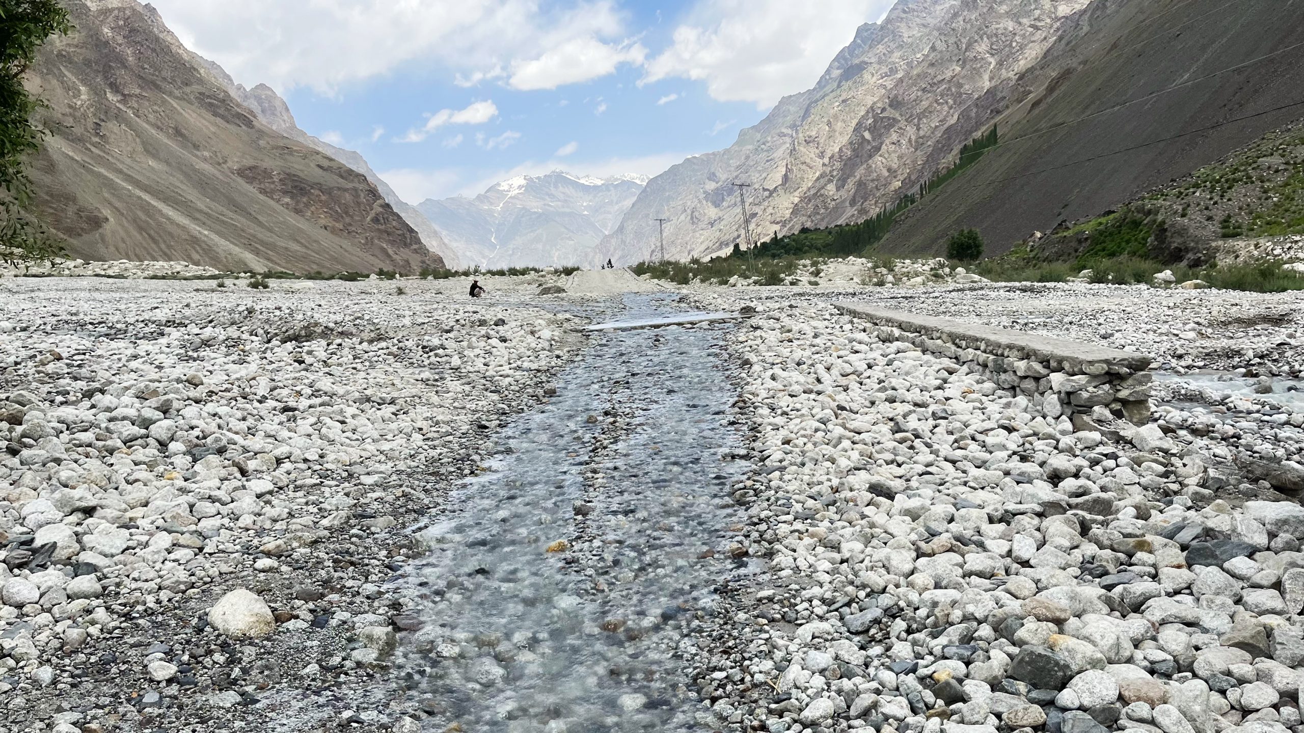 Zdjęcie Himalajów i strumyka zrobione w regionie Gilgit-Baltistan w Pakistanie autorstwa Anny Wilanowskiej