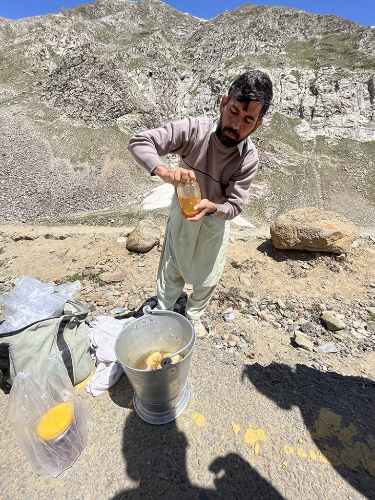 Zdjęcie osoby sprzedającej miód zrobione w regionie Gilgit-Baltistan w Pakistanie autorstwa Anny Wilanowskiej