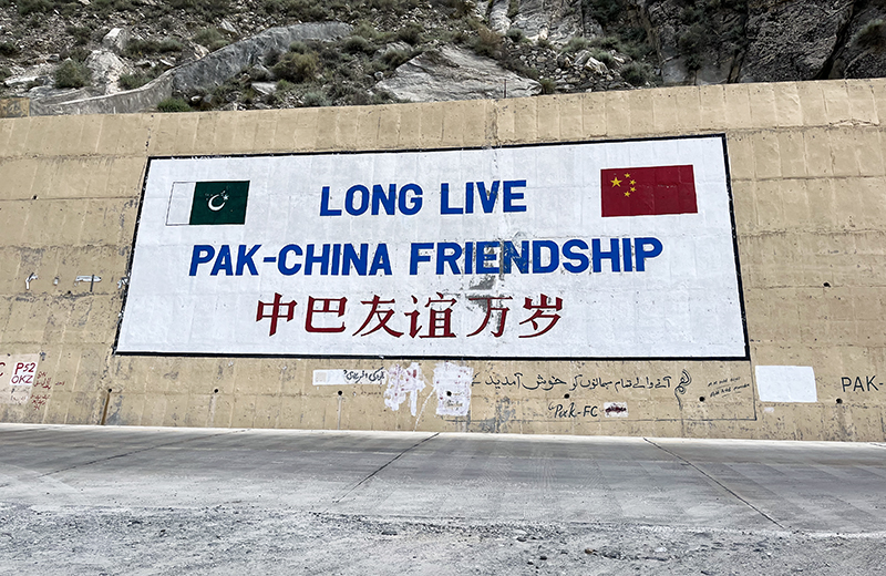 Zdjęcie tablicy o przyjaźni pakistańsko-chińskiej zrobione w regionie Gilgit-Baltistan w Pakistanie autorstwa Anny Wilanowskiej