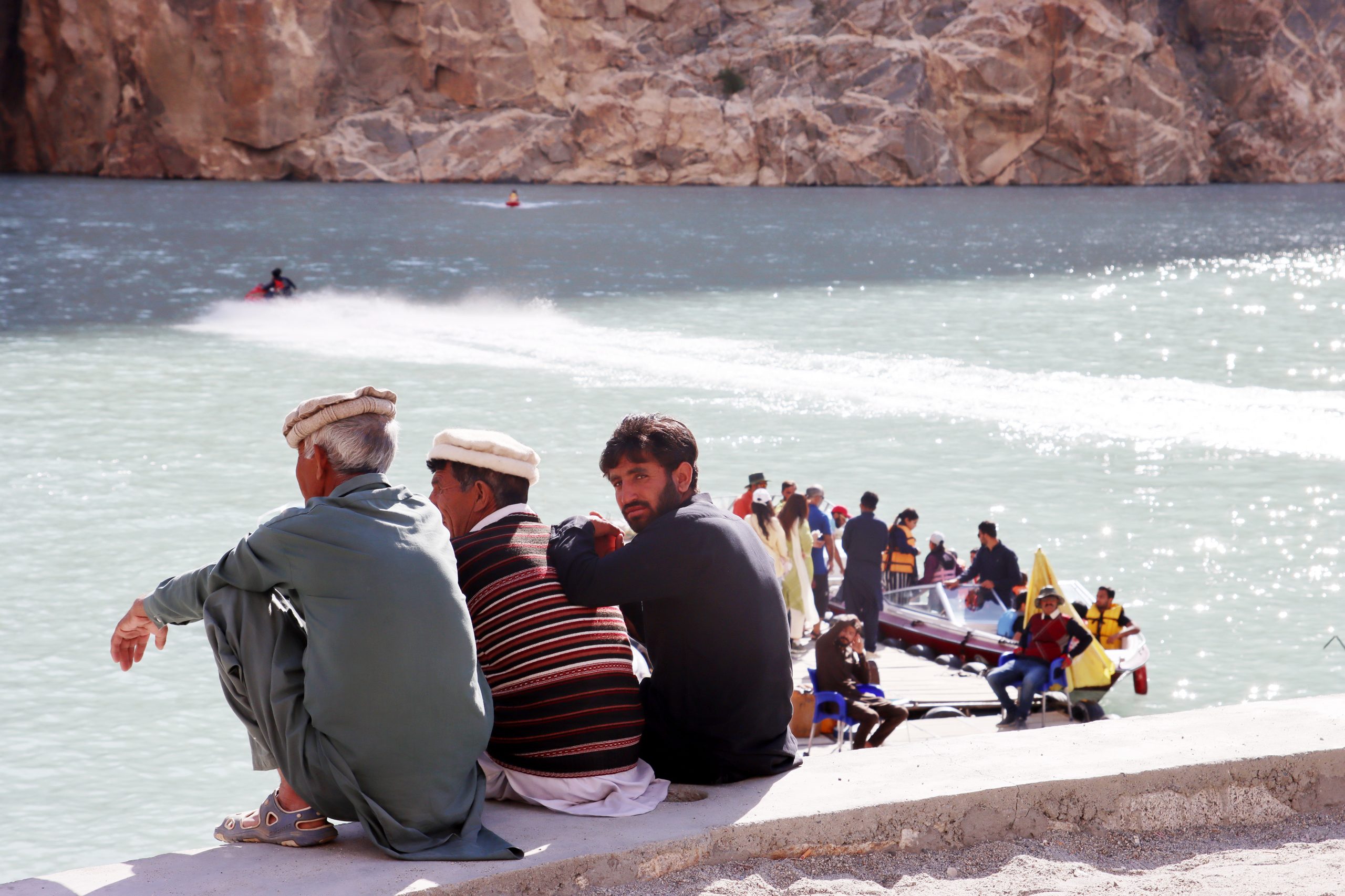 Zdjęcie jeziora z ludźmi wśród skał zrobione w regionie Gilgit-Baltistan w Pakistanie autorstwa Anny Wilanowskiej