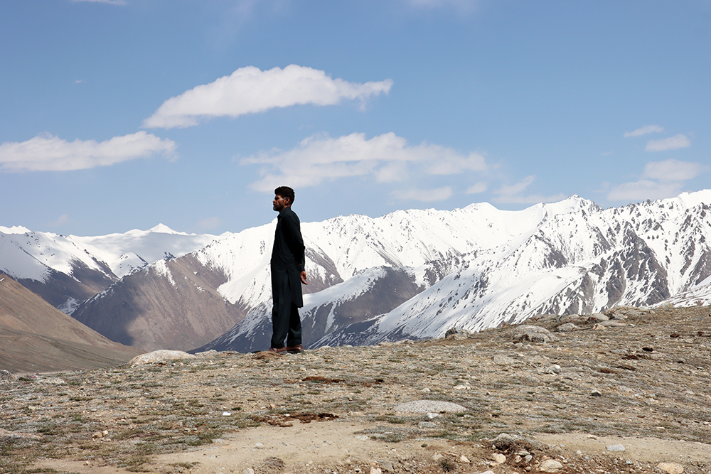 Zdjęcie człowieka w Himalajach zrobione w regionie Gilgit-Baltistan w Pakistanie autorstwa Anny Wilanowskiej
