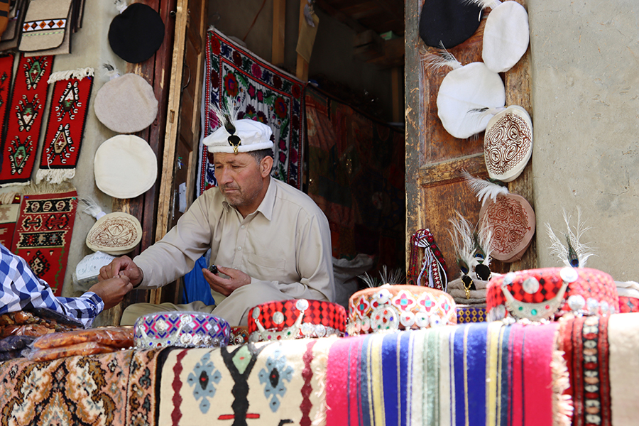 Zdjęcie sprzedawcy czapek i dywanów zrobione w regionie Gilgit-Baltistan w Pakistanie autorstwa Anny Wilanowskiej