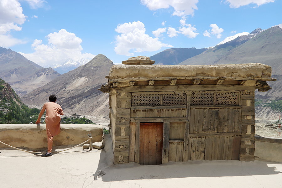 Zdjęcie człowieka oglądającego góry zrobione w regionie Gilgit-Baltistan w Pakistanie autorstwa Anny Wilanowskiej