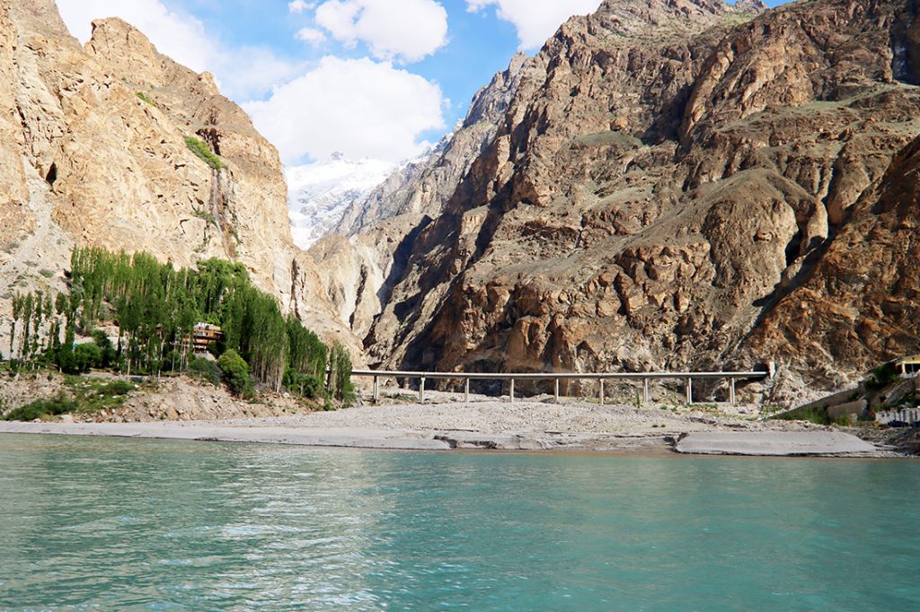 Zdjęcie Himalajów i wody zrobione w regionie Gilgit-Baltistan w Pakistanie autorstwa Anny Wilanowskiej