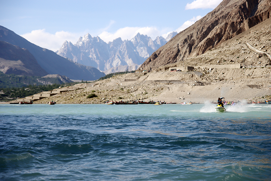 Zdjęcie sportowca na wodzie zrobione w regionie Gilgit-Baltistan w Pakistanie autorstwa Anny Wilanowskiej