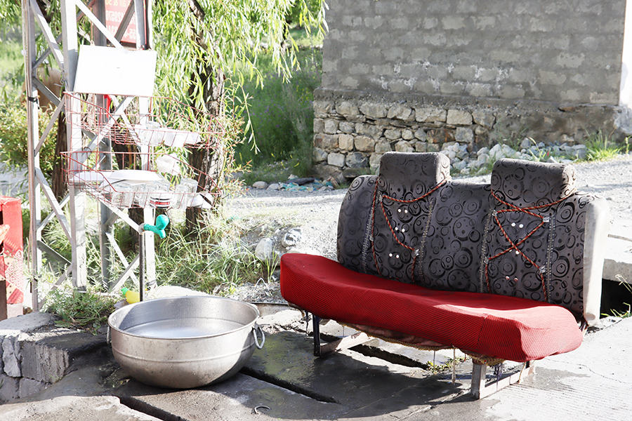 Zdjęcie kanapy i miski zrobione w regionie Gilgit-Baltistan w Pakistanie autorstwa Anny Wilanowskiej