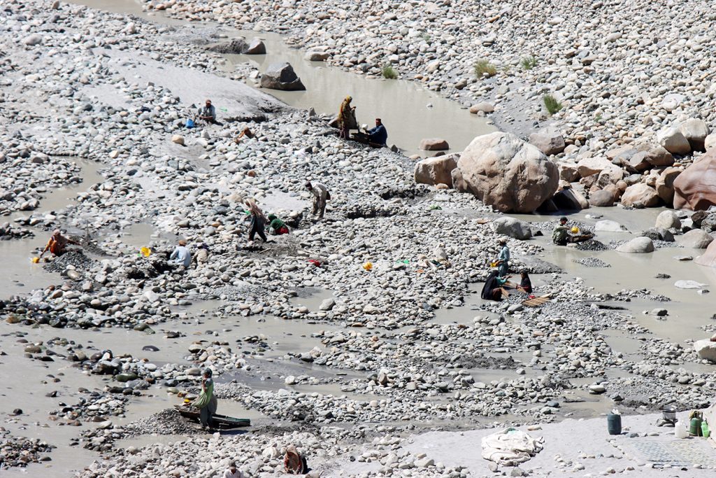 Zdjęcie ludzi zbierających szlachetne kamienie zrobione w regionie Gilgit-Baltistan w Pakistanie autorstwa Anny Wilanowskiej