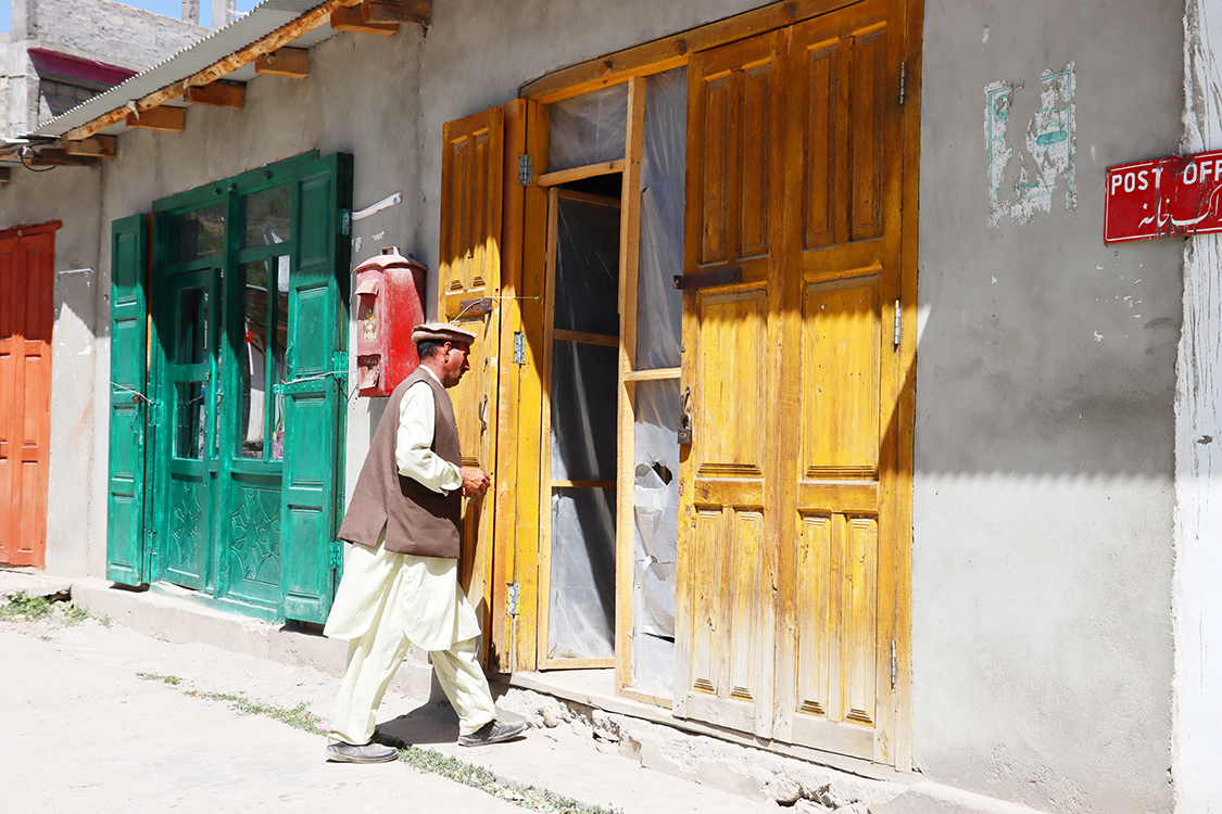 Zdjęcie mężczyzny i poczty zrobione w regionie Gilgit-Baltistan w Pakistanie autorstwa Anny Wilanowskiej