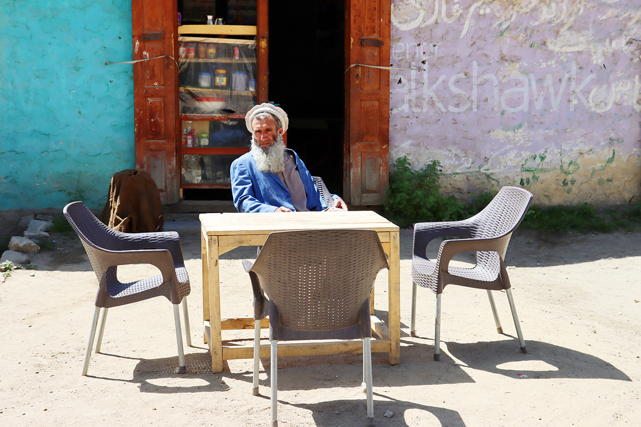 Zdjęcie mężczyzny przy stoliku zrobione w regionie Gilgit-Baltistan w Pakistanie autorstwa Anny Wilanowskiej
