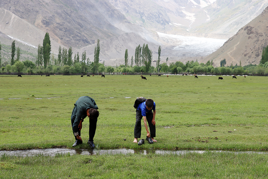 Zdjęcie ludzi w górach zrobione w regionie Gilgit-Baltistan w Pakistanie autorstwa Anny Wilanowskiej