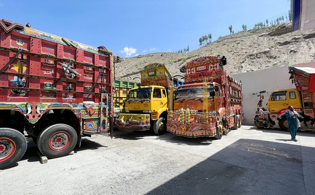 Zdjęcie pakistańskich, kolorowych ciężarówek zrobione w regionie Gilgit-Baltistan w Pakistanie autorstwa Anny Wilanowskiej