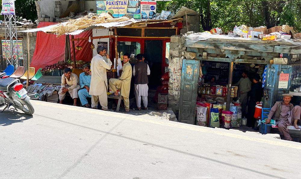 Zdjęcie ludzi i budynku zrobione w regionie Gilgit-Baltistan w Pakistanie autorstwa Anny Wilanowskiej