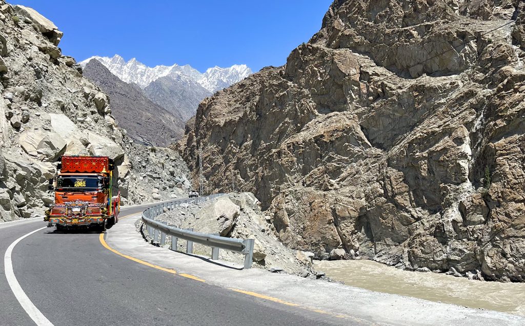 Zdjęcie pakistańskiej, kolorowej ciężarówki zrobione w regionie Gilgit-Baltistan w Pakistanie autorstwa Anny Wilanowskiej