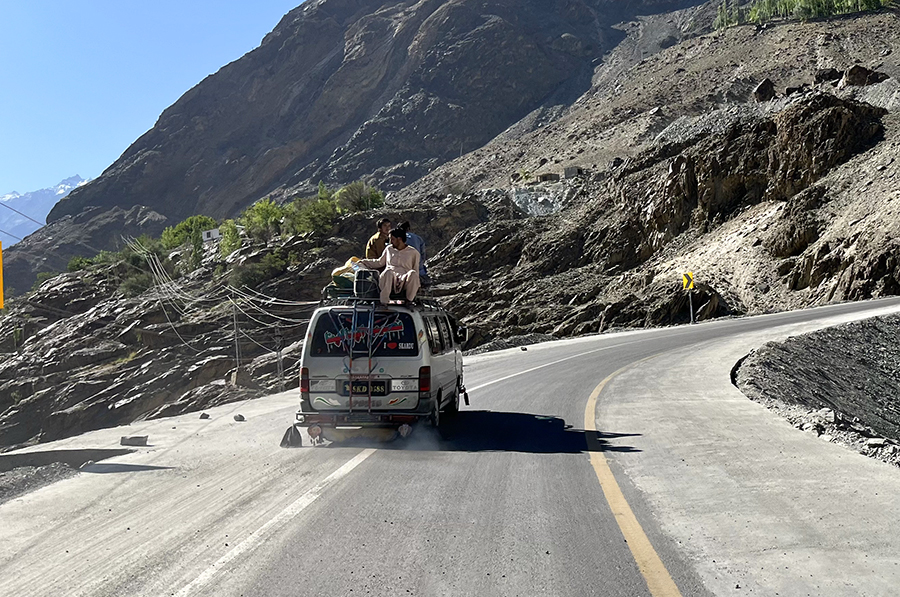 Zdjęcie ludzi i samochodu zrobione w regionie Gilgit-Baltistan w Pakistanie autorstwa Anny Wilanowskiej