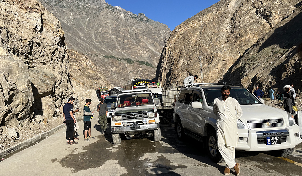 Zdjęcie samochodów zrobione w regionie Gilgit-Baltistan w Pakistanie autorstwa Anny Wilanowskiej
