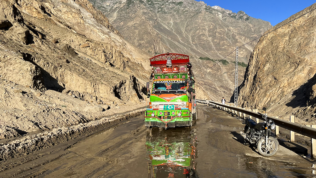 Zdjęcie ciężarówki zrobione w regionie Gilgit-Baltistan w Pakistanie autorstwa Anny Wilanowskiej
