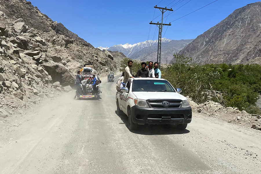 Zdjęcie ludzi i samochodów zrobione w regionie Gilgit-Baltistan w Pakistanie autorstwa Anny Wilanowskiej