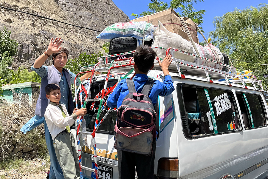 Zdjęcie ludzi i samochodów zrobione w regionie Gilgit-Baltistan w Pakistanie autorstwa Anny Wilanowskiej