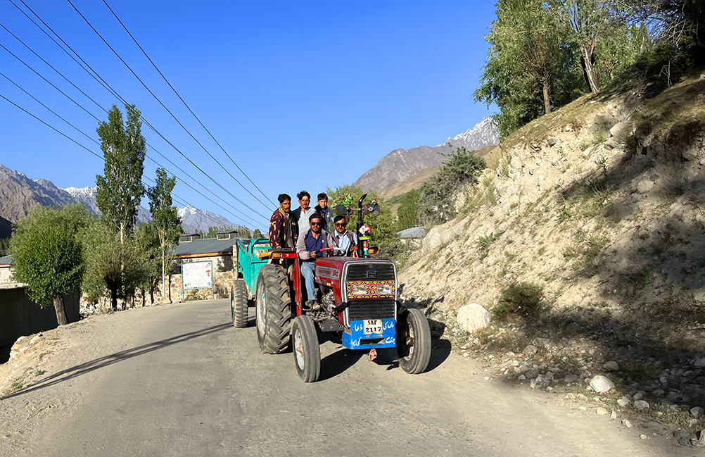 Zdjęcie ludzi na traktorze zrobione w regionie Gilgit-Baltistan w Pakistanie autorstwa Anny Wilanowskiej