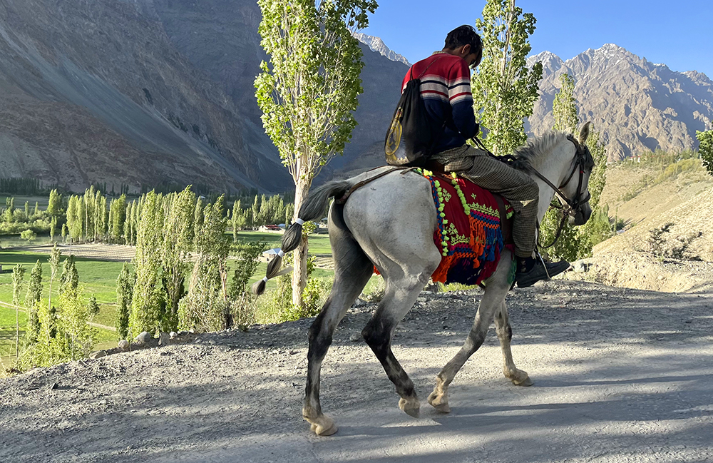 Zdjęcie jeźdźca na koniu zrobione w regionie Gilgit-Baltistan w Pakistanie autorstwa Anny Wilanowskiej