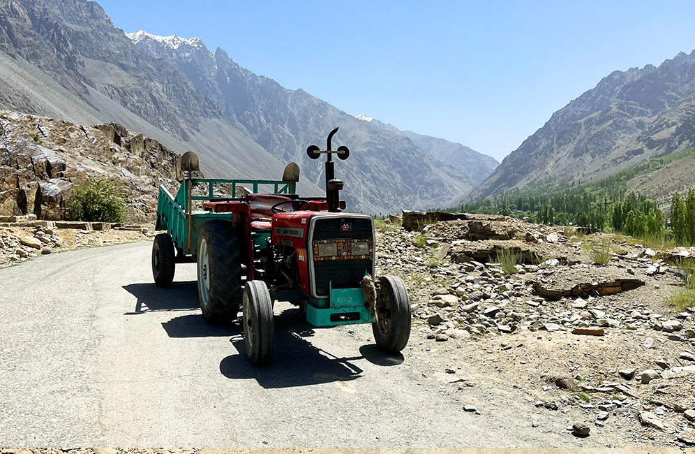 Zdjęcie traktora zrobione w regionie Gilgit-Baltistan w Pakistanie autorstwa Anny Wilanowskiej