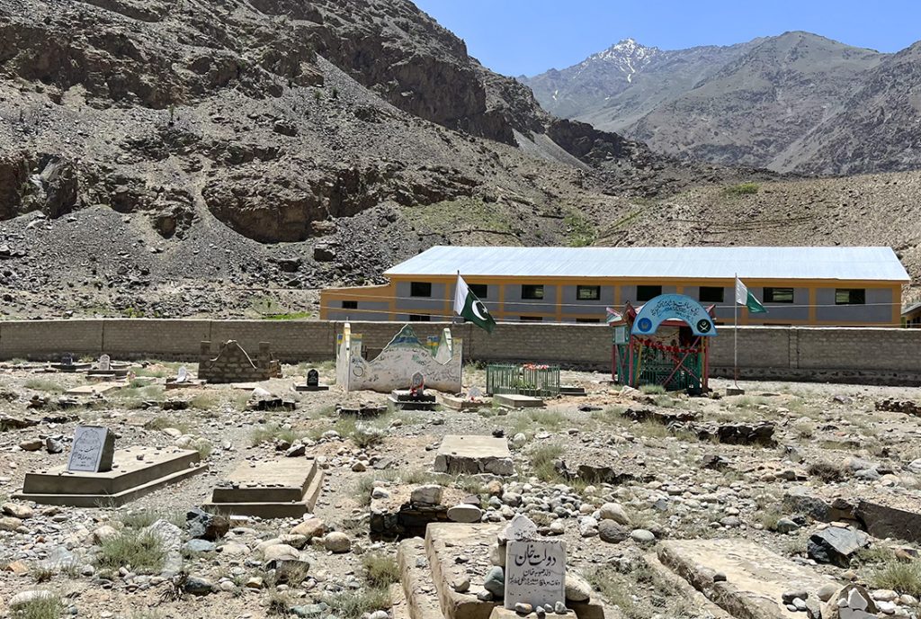 Zdjęcie grobów zrobione w regionie Gilgit-Baltistan w Pakistanie autorstwa Anny Wilanowskiej