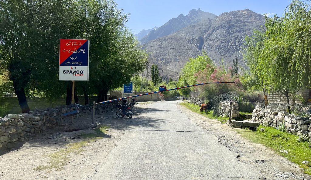 Zdjęcie ulicy zrobione w regionie Gilgit-Baltistan w Pakistanie autorstwa Anny Wilanowskiej
