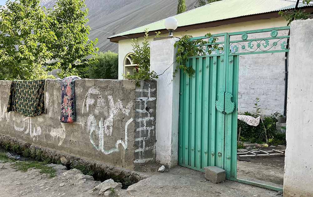 Zdjęcie bramy zrobione w regionie Gilgit-Baltistan w Pakistanie autorstwa Anny Wilanowskiej