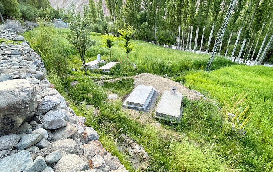 Zdjęcie grobów zrobione w regionie Gilgit-Baltistan w Pakistanie autorstwa Anny Wilanowskiej