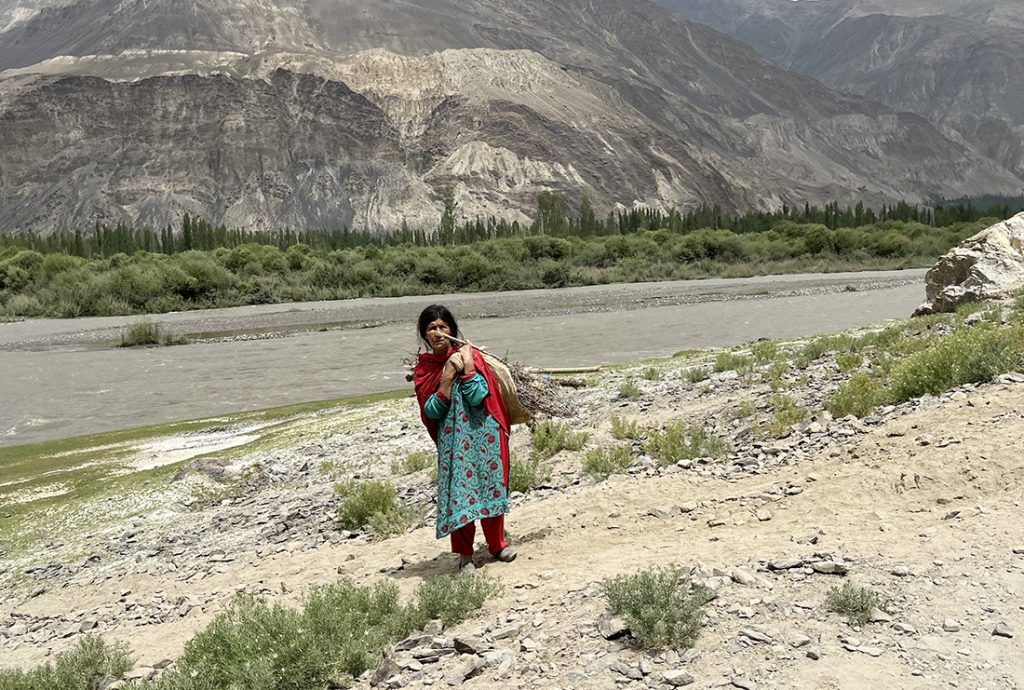 Zdjęcie kobiety w górach zrobione w regionie Gilgit-Baltistan w Pakistanie autorstwa Anny Wilanowskiej