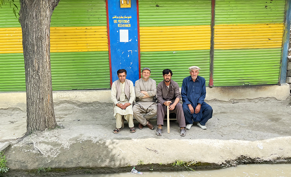 Zdjęcie mężczyzn na łatwce zrobione w regionie Gilgit-Baltistan w Pakistanie autorstwa Anny Wilanowskiej