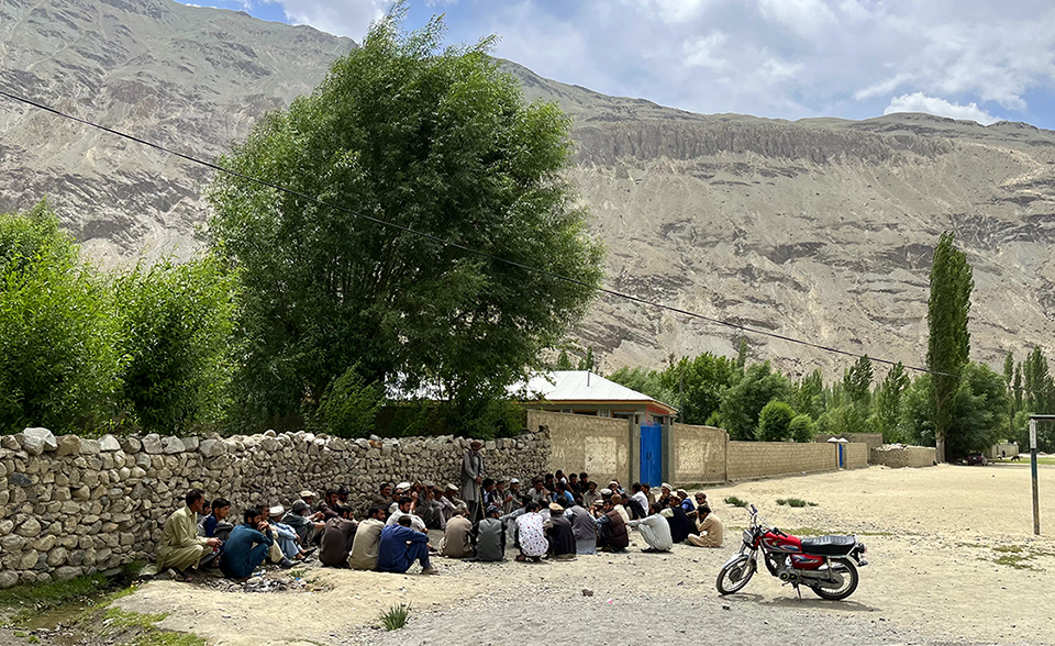 Zdjęcie zgromadzenia wioski zrobione w regionie Gilgit-Baltistan w Pakistanie autorstwa Anny Wilanowskiej