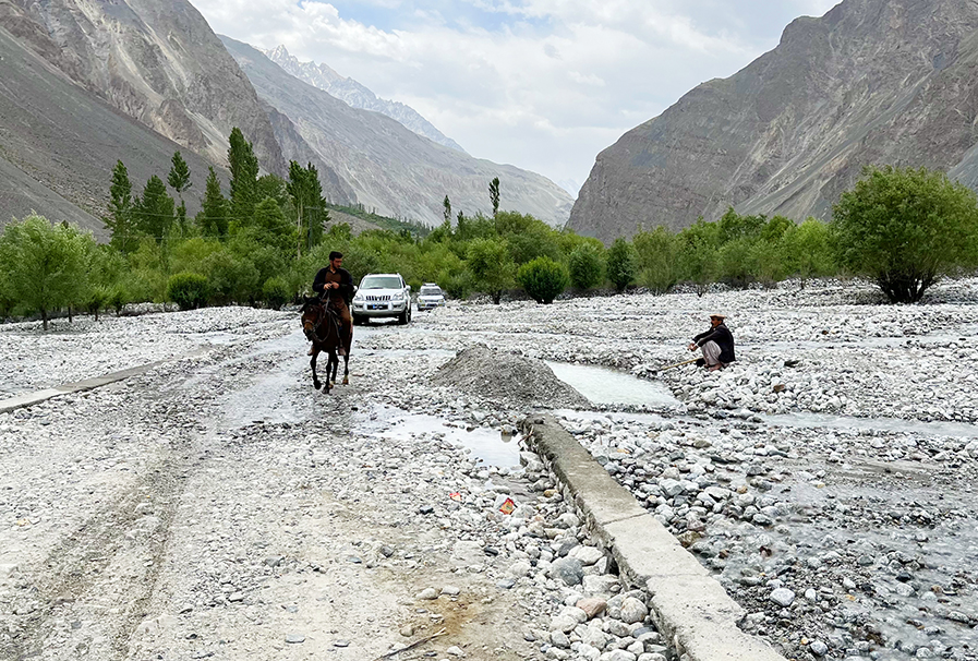 Zdjęcie ludzi w górach zrobione w regionie Gilgit-Baltistan w Pakistanie autorstwa Anny Wilanowskiej