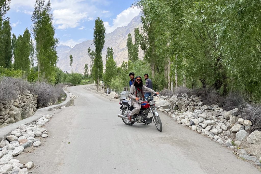 Zdjęcie ludzi zrobione w regionie Gilgit-Baltistan w Pakistanie autorstwa Anny Wilanowskiej